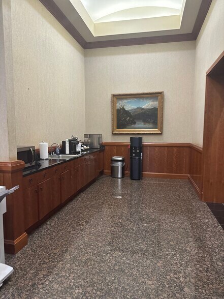 More Photos Of 221 E Van Buren Ave, Harlingen Office For Lease