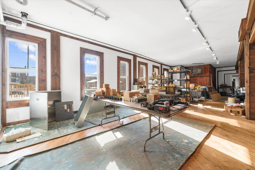 More Photos Of 102 S Richmond St, Fleetwood Warehouse For Sale