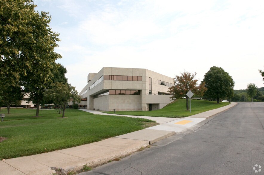 More Photos Of 302 N Walbridge Ave, Madison Office For Sale