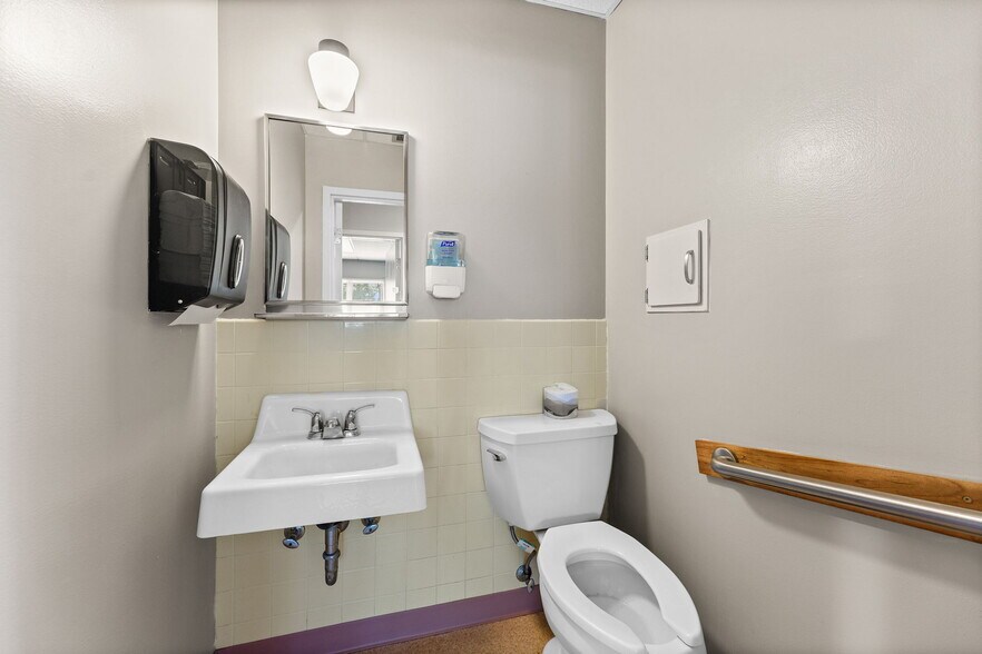 More Photos Of 202 S 9th St, Humboldt General Retail For Sale
