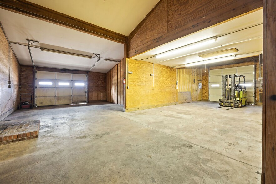 More Photos Of 121 S Nelson Ave, Gentry Light Manufacturing For Sale