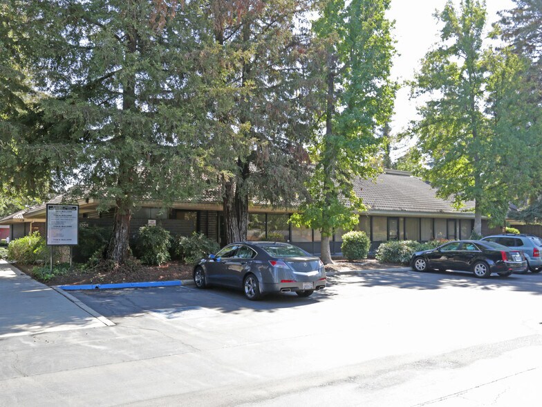 More Photos Of 1706 E Bullard Ave, Fresno Office For Lease