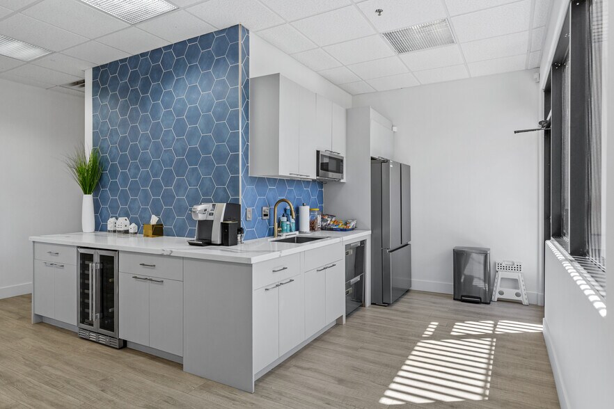 More Photos Of 8111 E Thomas Rd, Scottsdale Medical For Lease