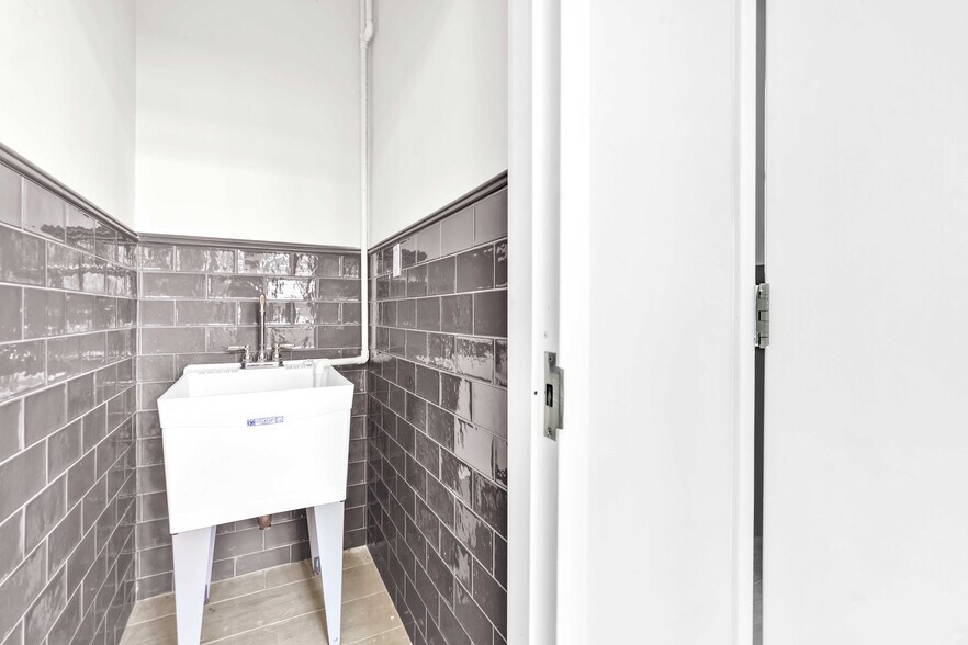 More Photos Of 405-407 Gates Ave, Brooklyn Loft Creative Space For Sale