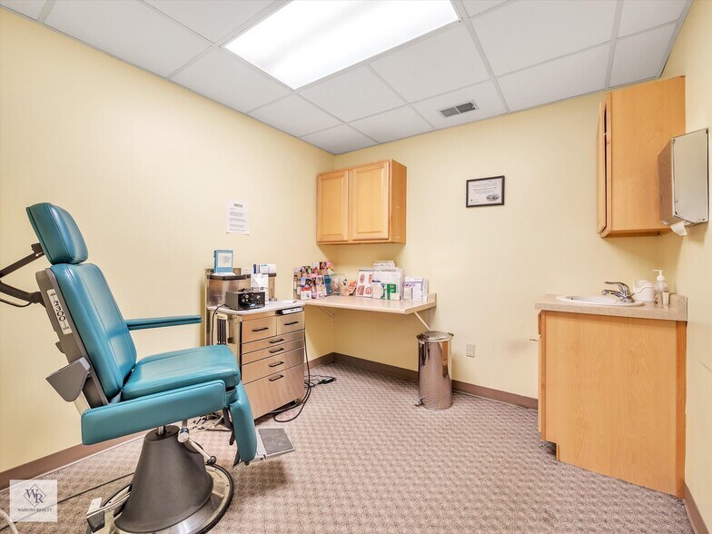 More Photos Of 25400-25430 Goddard Rd, Taylor Medical For Sale