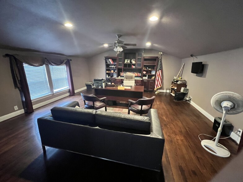 More Photos Of 117 E Park Row Dr, Arlington Office For Sale