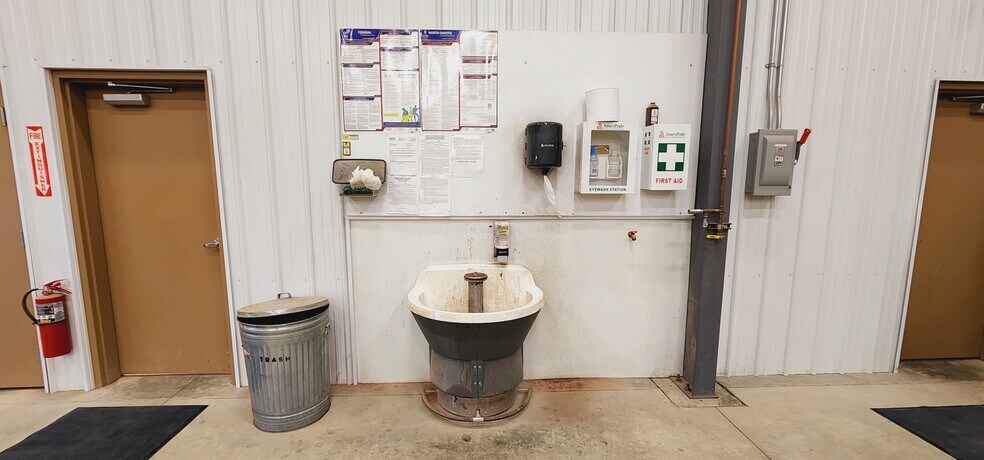 More Photos Of 860 35th Ave E, Dickinson Warehouse For Sale