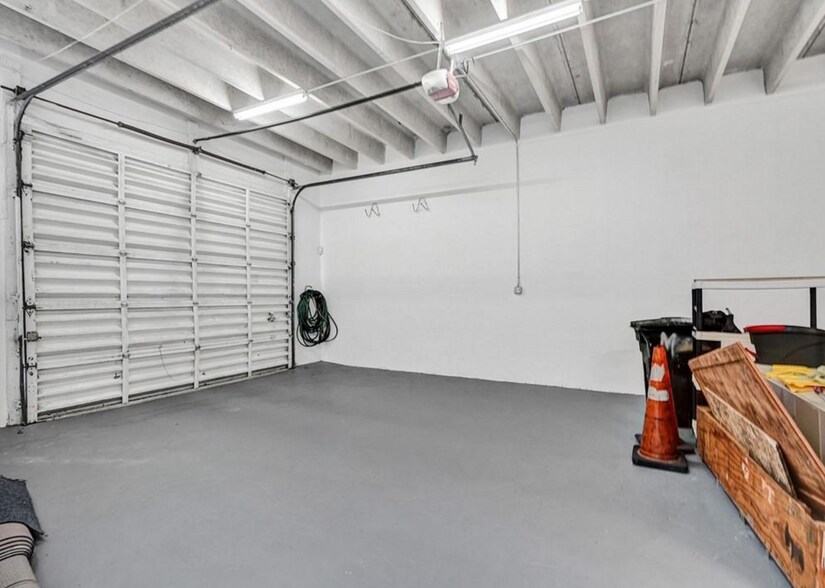 More Photos Of 8111-8119 NW 33rd St, Miami Warehouse For Sale
