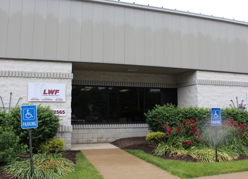 More Photos Of 2557-2571 Center Rd, Hinckley Warehouse For Lease