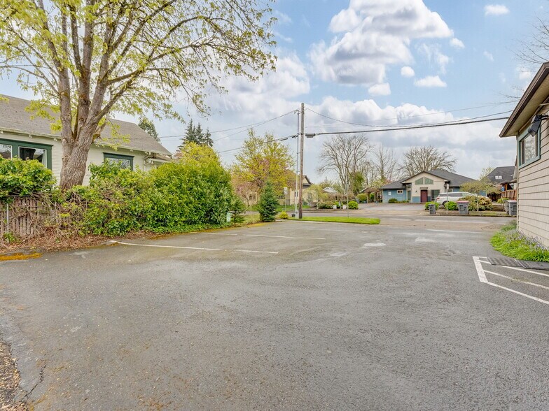 More Photos Of 737 NW Adams St, Mcminnville Office For Sale