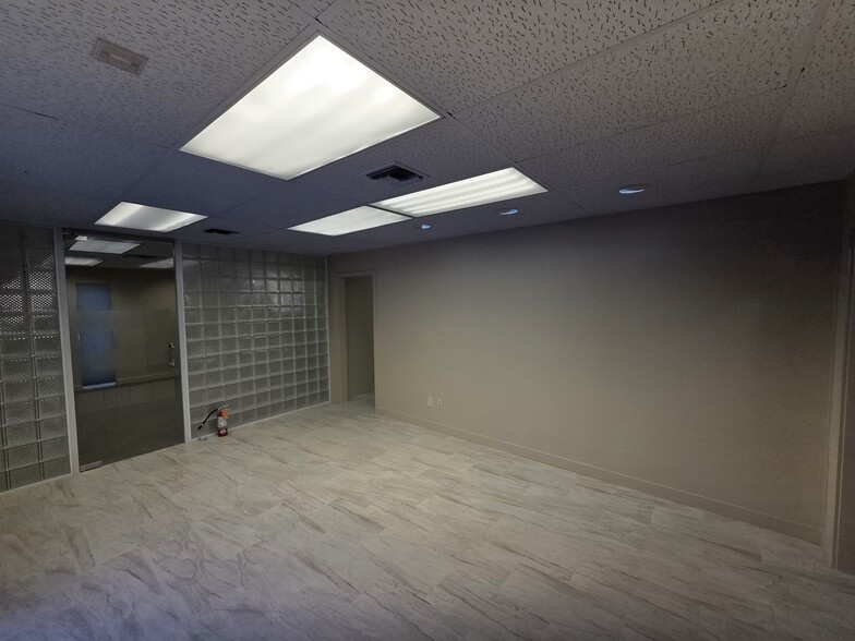More Photos Of 307 W Rhapsody Dr, San Antonio Light Manufacturing For Lease