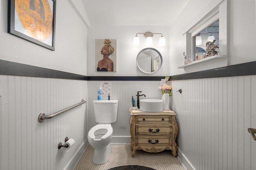 More Photos Of 5011 NE 13th Ave, Portland Office For Sale