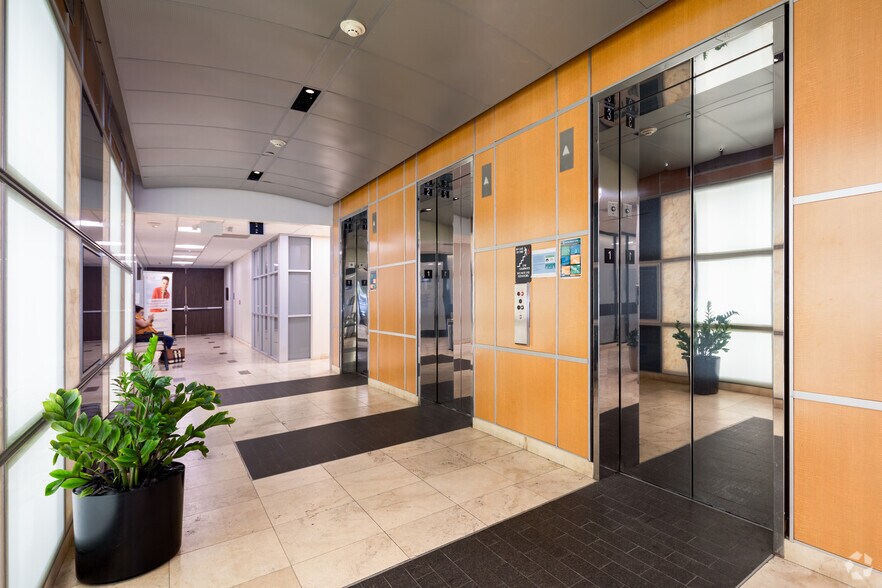 More Photos Of 800 Peakwood Dr, Houston Unknown For Lease