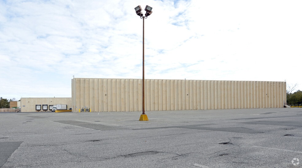 More Photos Of 1700 Oak St, Lakewood Warehouse For Lease