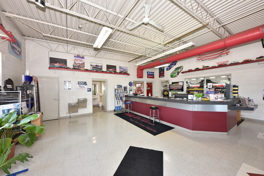 More Photos Of 820 W Sumner St, Hartford Auto Repair For Sale