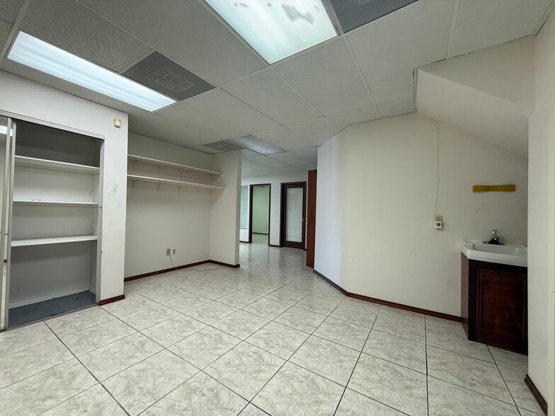 More Photos Of 6910 Bellaire Blvd, Houston Office Residential For Lease