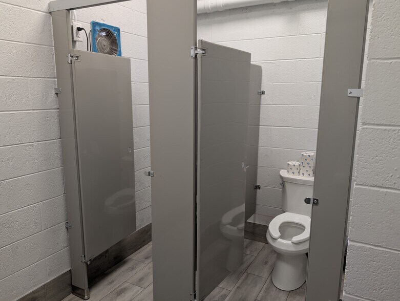 More Photos Of 40 S Third St, Walnutport Warehouse For Lease