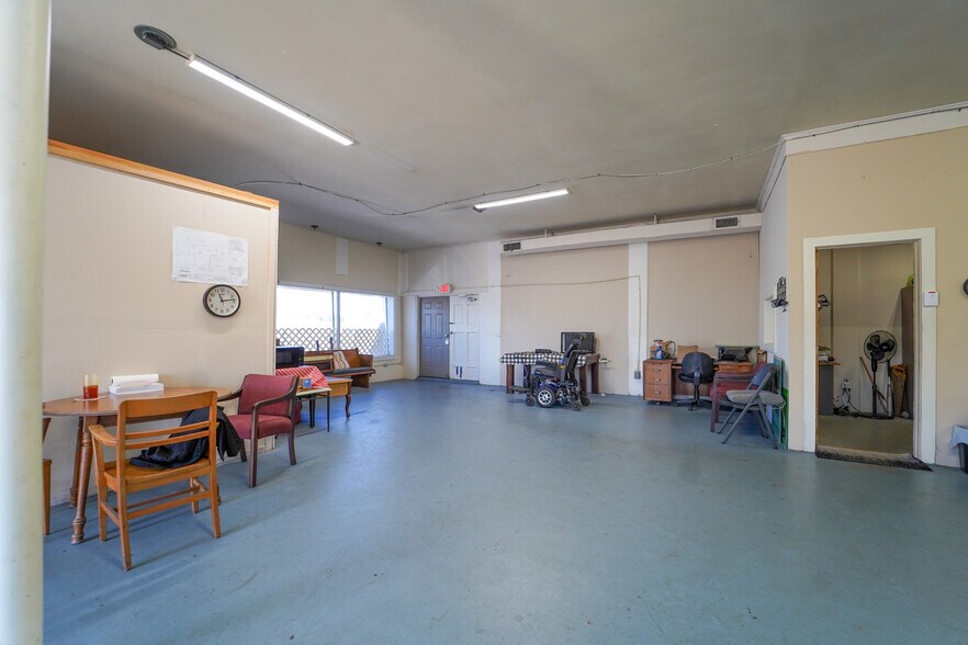 More Photos Of 802 North St, Victoria General Retail For Sale