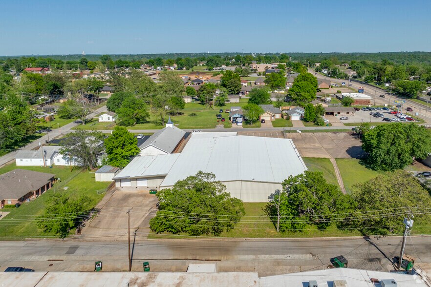 More Photos Of 710 S Adams St, Sapulpa Distribution For Sale