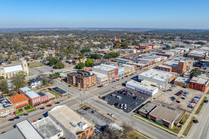 More Photos Of 531 W Main St, Denison Office For Sale