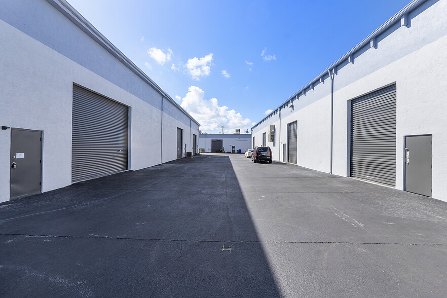More Photos Of 601 Roseland Dr, West Palm Beach Warehouse For Lease