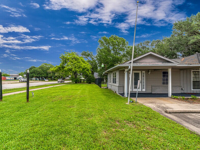 More Photos Of 1105 San Jacinto St, Rosenberg Office For Sale