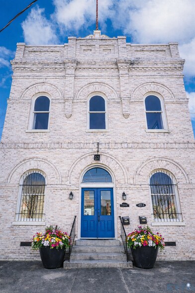 More Photos Of 124 W Bank St, Petersburg Storefront Retail Residential For Lease