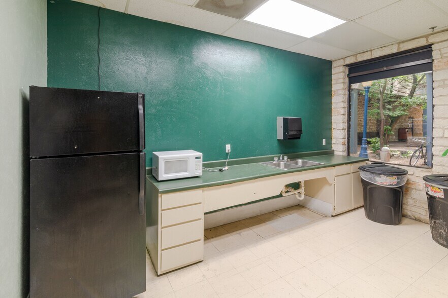 More Photos Of 2101 E Ben White Blvd, Austin Shelter For Sale