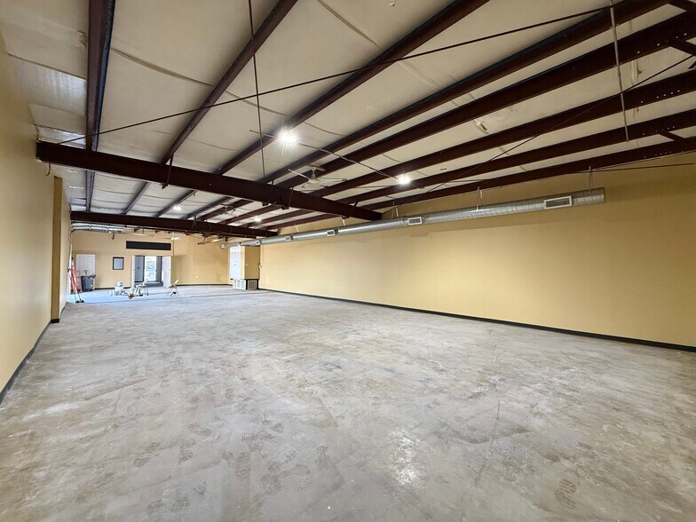 More Photos Of 2013 Blalock Rd, Houston Warehouse For Lease