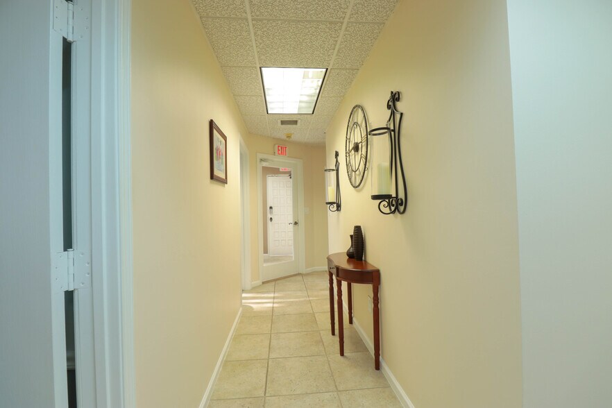 More Photos Of 700 11th St S, Naples Office For Sale