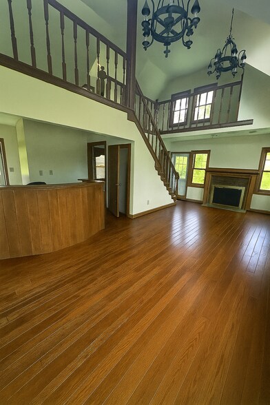 More Photos Of 7864 Mayfield Rd, Chesterland Office For Sale