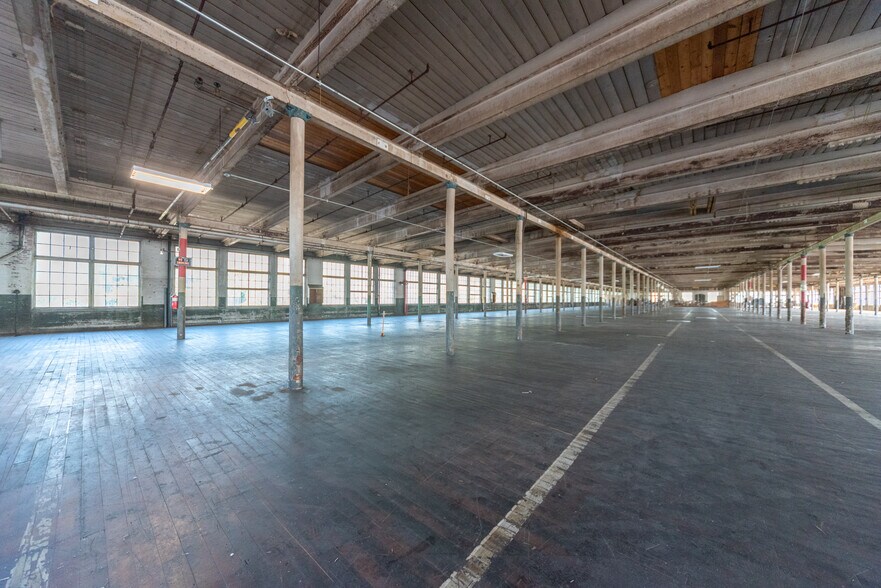 More Photos Of 75 Green St, Clinton Distribution For Sale