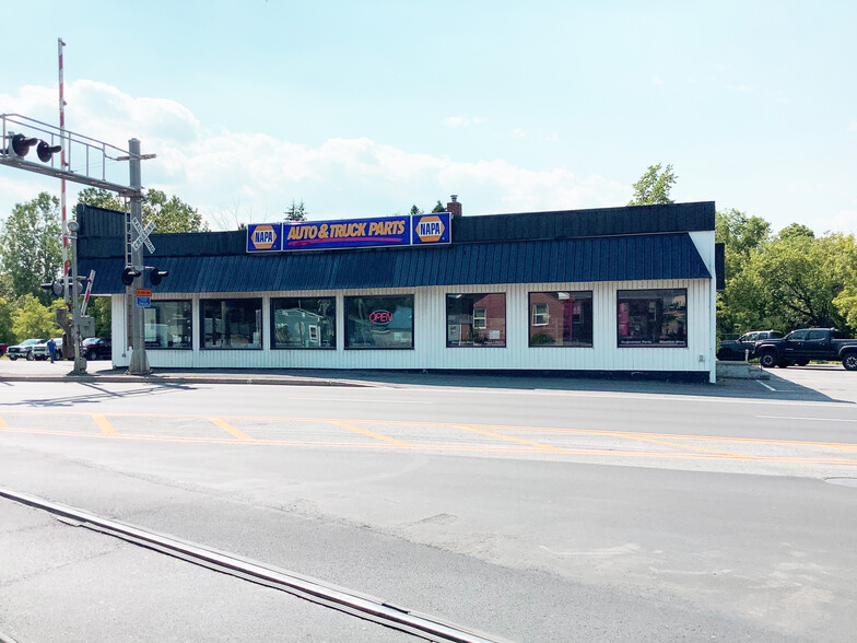 Primary Photo Of 611 Main St, Presque Isle Auto Repair For Lease