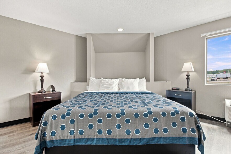 More Photos Of 634 David St, Centerville Hotel For Sale