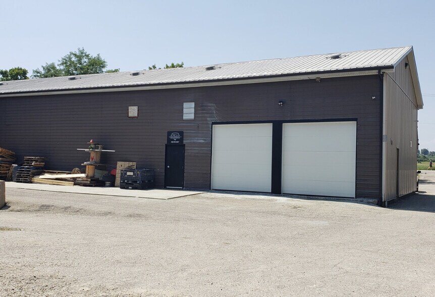 More Photos Of 995841 Mono-Adjala Tline, Rosemont Warehouse For Sale