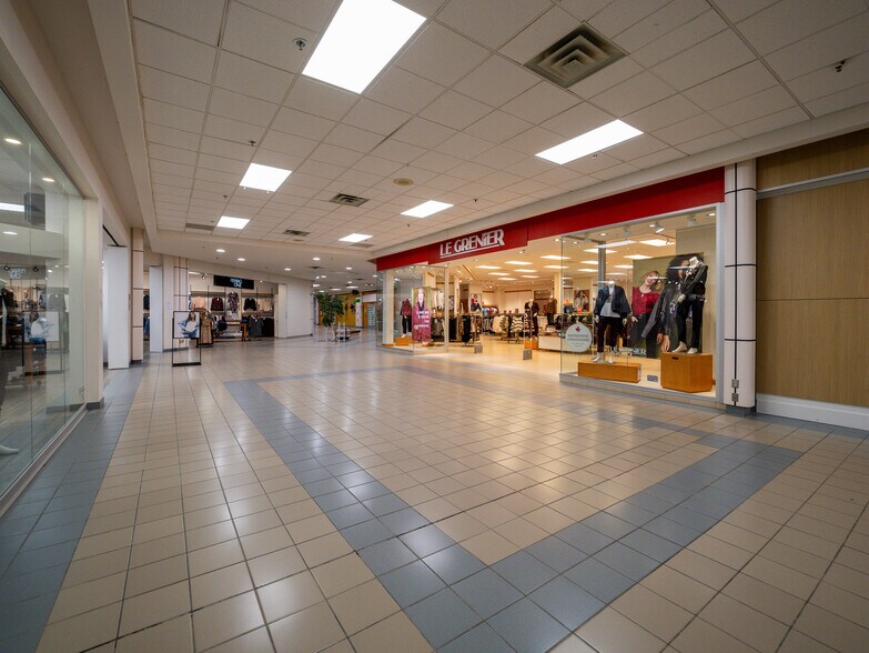 More Photos Of 597 Av Du Phare E, Matane Storefront For Lease