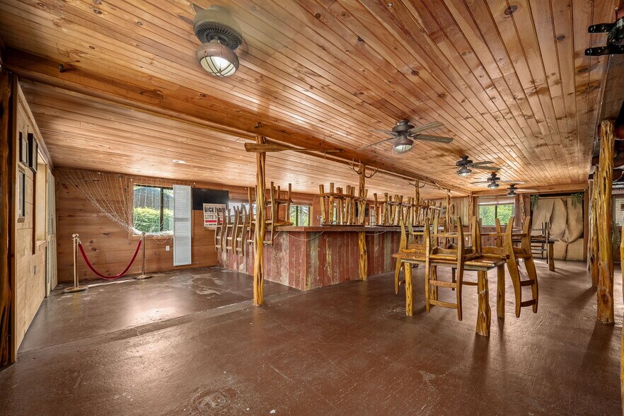 More Photos Of 7080 Dale Ridge Rd, Lancaster Convenience Store For Sale