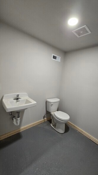 More Photos Of 131 W 9th St, Junction City Office For Lease