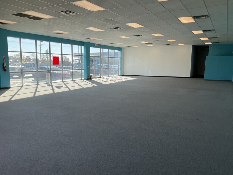 More Photos Of 6105-6135 N Mesa St, El Paso Unknown For Lease