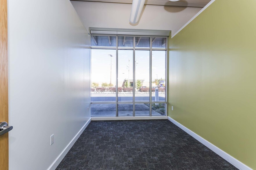 More Photos Of 900 Spring St, Jeffersonville Medical For Lease
