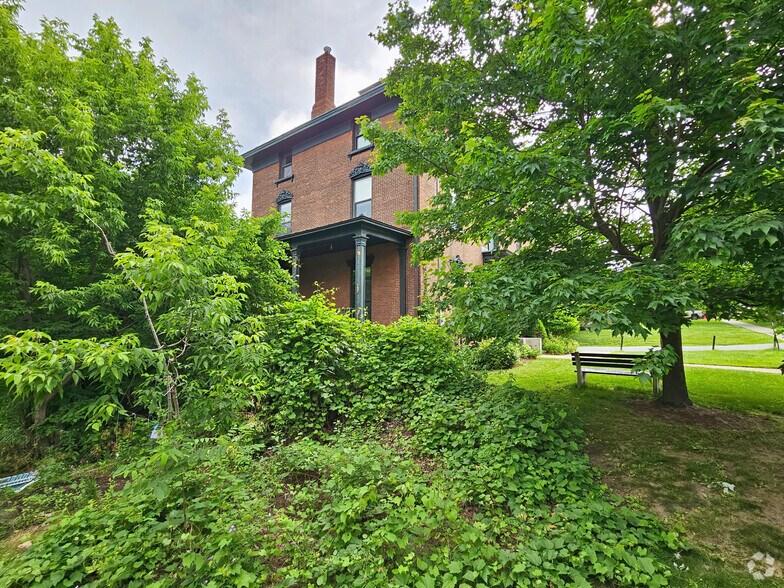 More Photos Of 368 College St, Burlington Dormitory For Sale