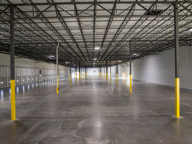 More Photos Of 1107 Conveyor Ln, Dallas Unknown For Lease