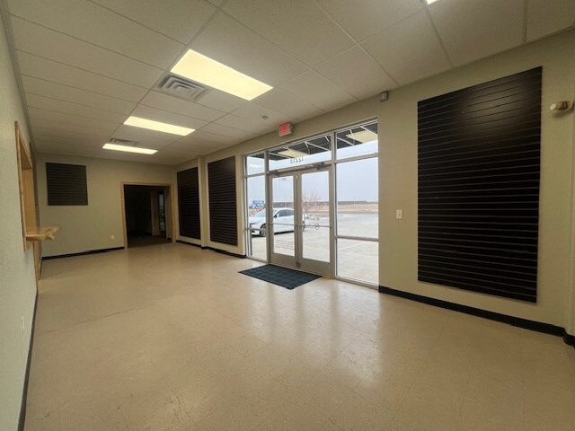 More Photos Of 12213 University Ave, Lubbock Showroom For Lease