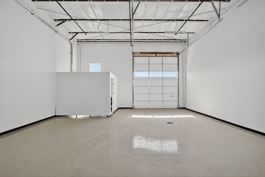 More Photos Of 7915 Glen Harbor Blvd, Glendale Showroom For Lease