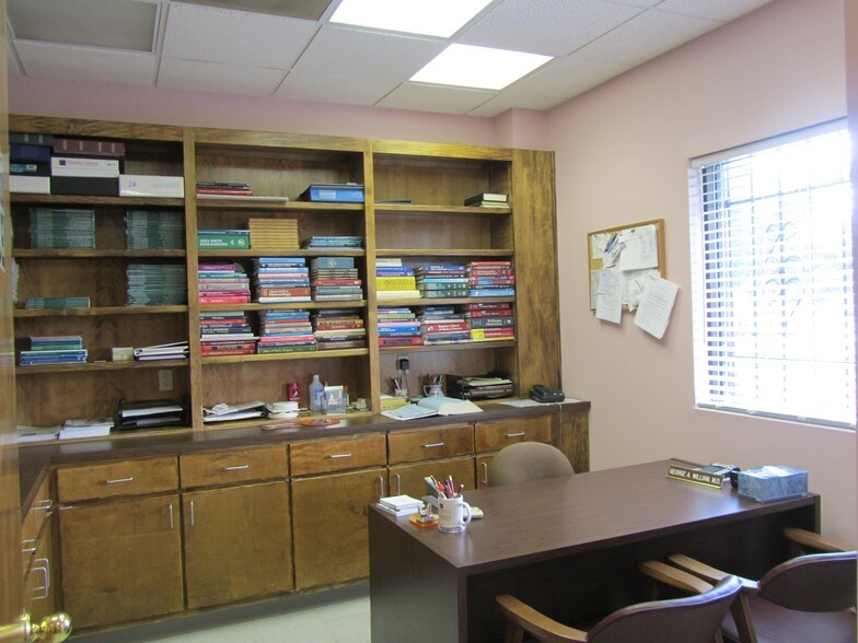 More Photos Of 1205-1211 W Austin St, Port Lavaca Office For Lease