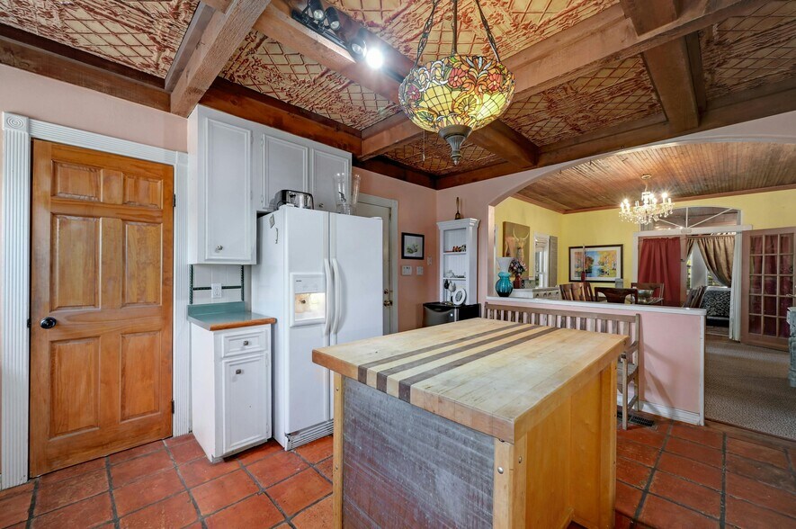 More Photos Of 23351 Ranch to Market 150 rd, Driftwood Specialty For Sale