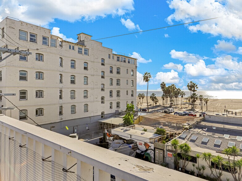 More Photos Of 14 Ozone Ave, Venice Apartments For Sale