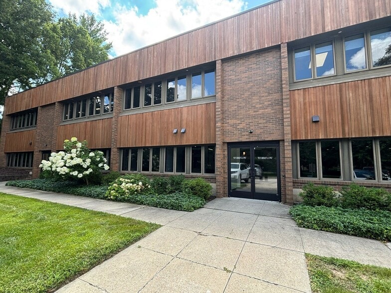 More Photos Of 7177 Hickman Rd, Urbandale Office For Sale