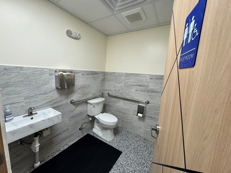 More Photos Of 110 Main St., Alexander City Loft Creative Space For Lease