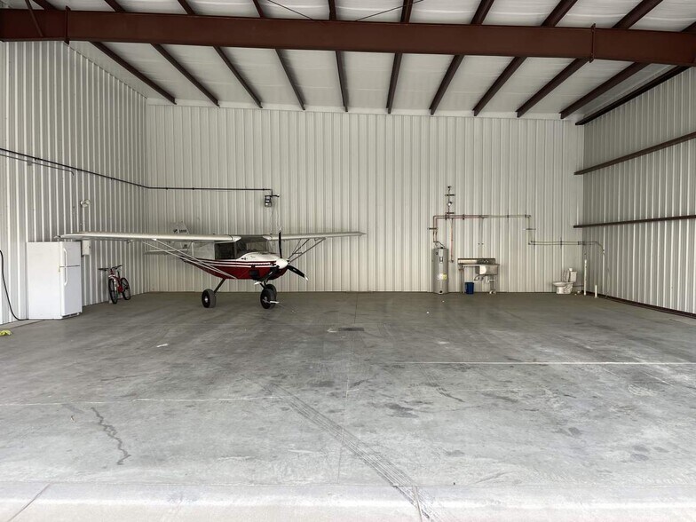 More Photos Of 3000 Airport Dr, Erie Flex For Sale